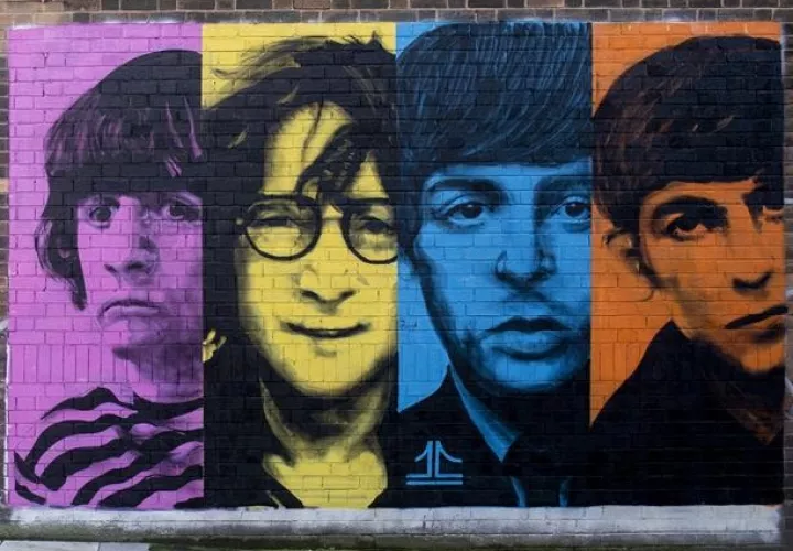 Mural de The Beatles pintado en una pared en el área del Triángulo Báltico Liverpool, en Reino Unido. EFE
