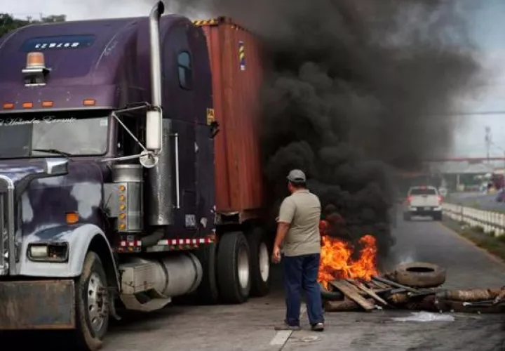 Manifestantes bloquean la vía Panamericana durante una protesta en contra del contrato minero. Foto: EFE