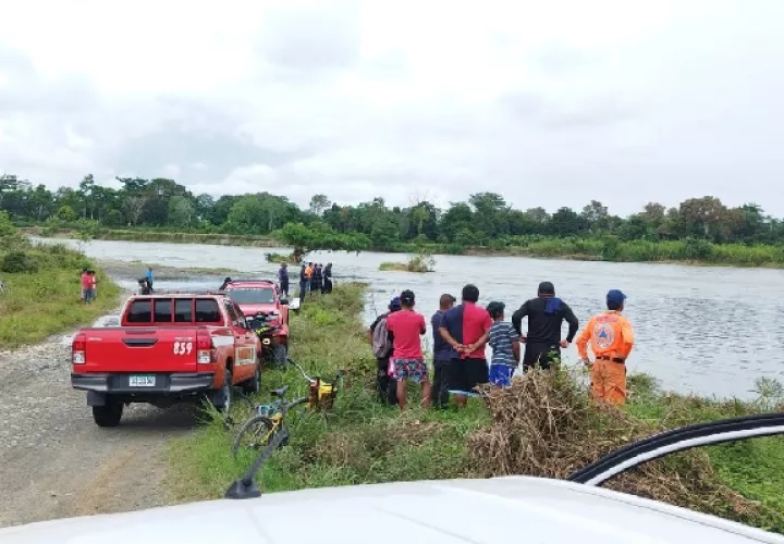 Un desafío adicional para los equipos de rescate es la alta turbidez del río, lo que ha dificultado considerablemente las tareas. Foto. Cortesía Sinaproc
