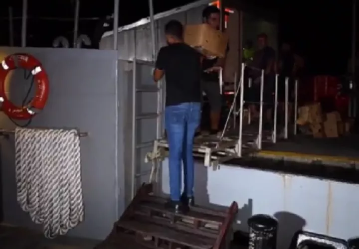 Las cajas de plátano fueron descargadas de la embarcación a los camiones para la distribución de la mercancía a los puntos de venta. Foto. Senan