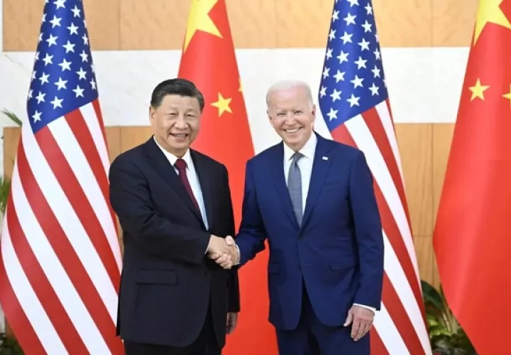 El presidente chino Xi Jinping (i) y su homólogo estadounidense Joe Biden , en su reunión anterior. Foto: EFE