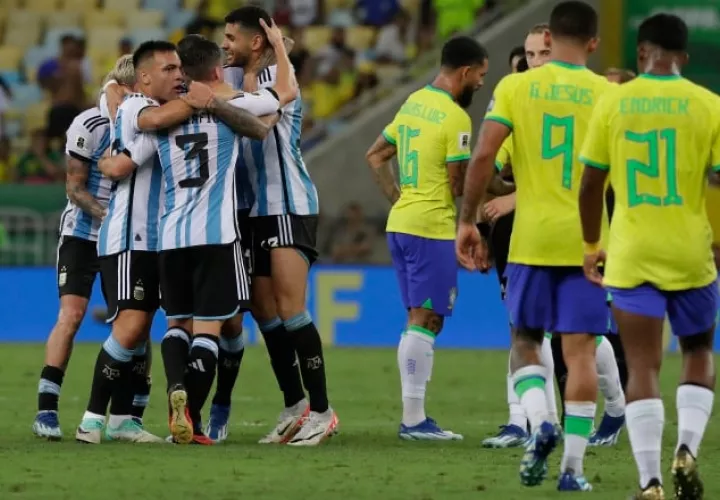 Jugadores argentinos festejan, brasileños se lamentan. Foto: EFE