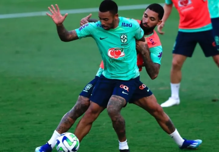 Gabriel Jesús (i) y Douglas Luiz disputan el balón durante el entrenamiento de la selección brasileña. Foto: EFE