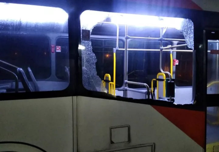 Así quedó uno de los buses vandalizados, hechos que ocurrieron entre el 23 y 25 de noviembre. Foto: Cortesía MiBus