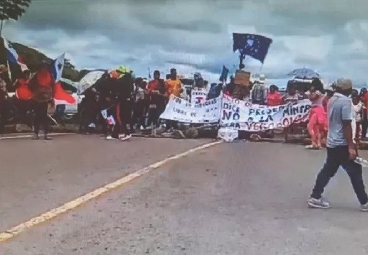 Los manifestantes procedieron a cerrar la vía con piedras, troncos de árboles y otros objetos. Foto: Melquiades Vásquez