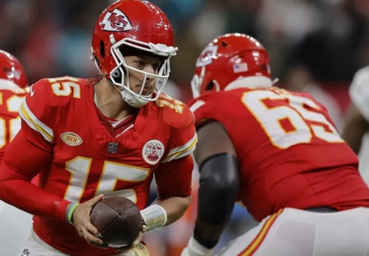 Patrick Mahomes es el mariscal de campo de los Chiefs. Foto: EFE