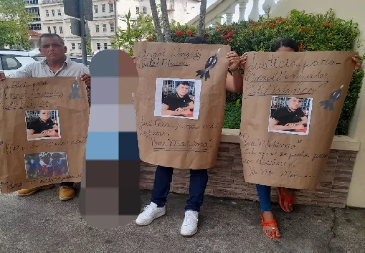 A la audiencia acudieron familiares de la víctima con carteles para pedir justicia por el homicidio; y pedir que le caiga todo el peso de la ley a los responsables. Foto. José Vásquez