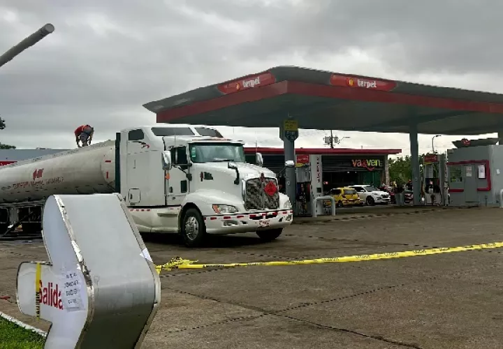 Desde tempranas horas del miércoles, cientos de chiricanos acudieron con sus autos y con tanquecitos para adquirir el combustible. Foto. José Vásquez