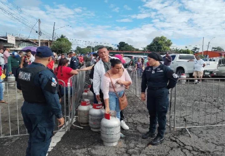 Los pobladores de Bocas del Toro y Chiriquí, tenía días esperando la llegada del tanque de gas de 25 libras- Foto. José Vásquez 
