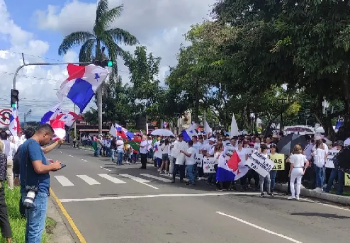 Exigen que se cumpla con los acuerdos logrados entre la Cámara de Comercio e Industrias de Chiriquí y la sociedad civil, para que se permitiera el libre tránsito de una vía entrando u otra saliendo de la ciudad de David. Foto. José Vásquez