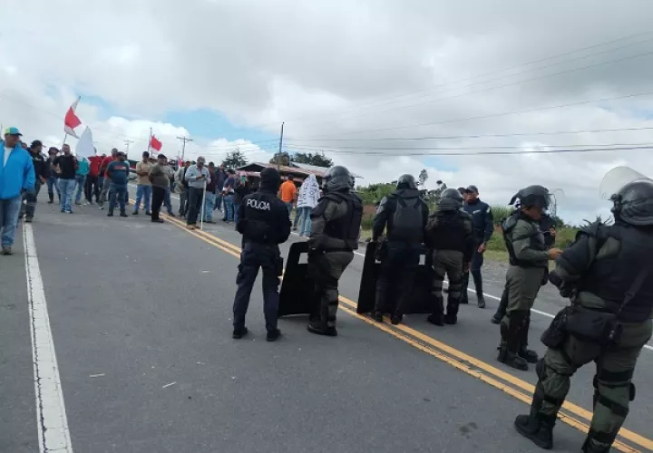 En Tierras Altas, productores estaban dispuestos a abrir las calles a pesar de la oposición de manifestantes. Foto: Cortesía Policía