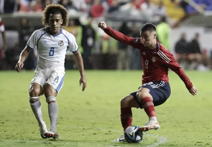 Adalberto 'Coco' Carraquilla de Costa Rica (8) disputa el balón contra Manfred Ugalde de Costa Rica. Foto: EFE
