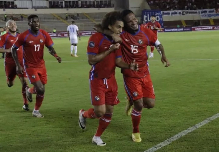 Adalberto 'Coco' Carrasquilla y Eric Davis de la selección de Panamá. Foto: Víctor Arosemena
