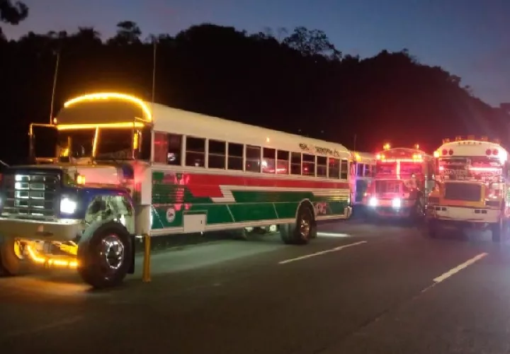 Una caravana del transporte público causó un gran congestionamiento vehicular. Foto. Diomedes Sánchez