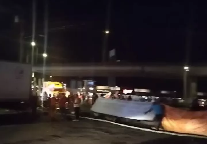 En medio del pesado tráfico vehicular en la zona, los antisociales aprovechan para robarle a los conductores. Foto. Diomedes Sánchez