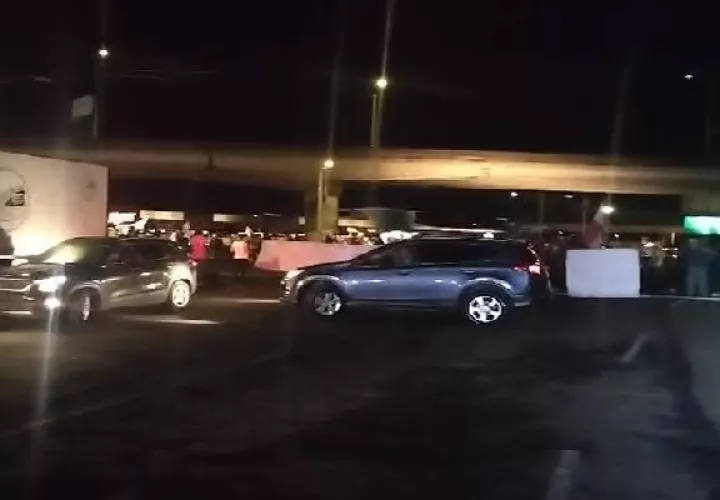 Muchos conductores intentaban llegar a la ciudad de Colón, pero a nivel de la autopista, en el kilómetro 56 de esta vía rápida. Foto. Diomedes Sánchez