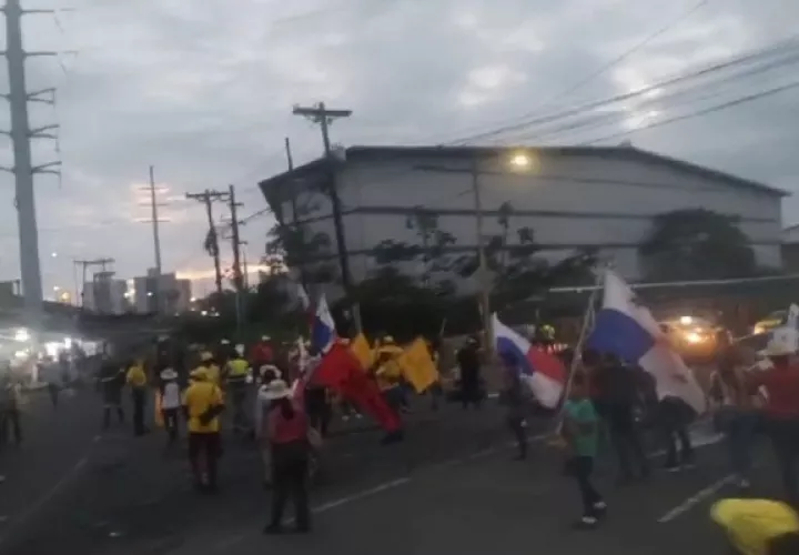 Los docentes, campesinos de Donoso y líderes comunitarios procedieron a cerrar pasadas las 6:00 a.m., el área de los Cuatro Altos y en la autopista Panamá Colón. Foto. Diomedes Sánchez