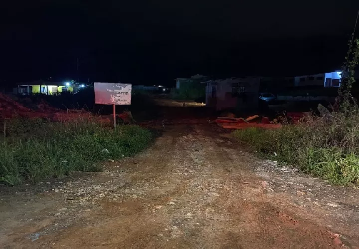 Se conoció que el cuerpo estaba tirado en una zanja en bolsas negras y solo se veían dos piernas. Foto. Diomedes Sánchez