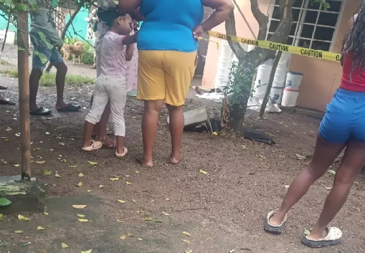 El cuerpo de Alberto Luzcando Marín, fue encontrado en la parte trasera de su residencia. Foto. Diomedes Sánchez