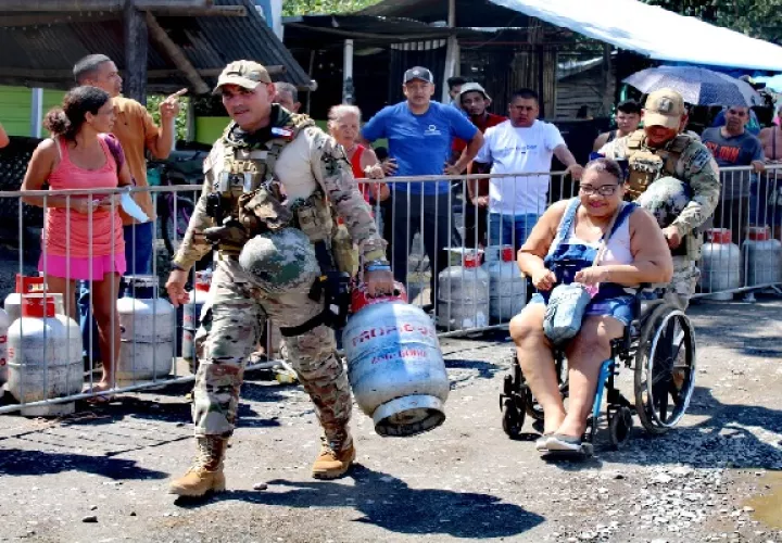 Los miembros del Senan en el área del Puerto de David, ayudaron a varias personas para comprar  su tanque de gas. Foto. Senan 