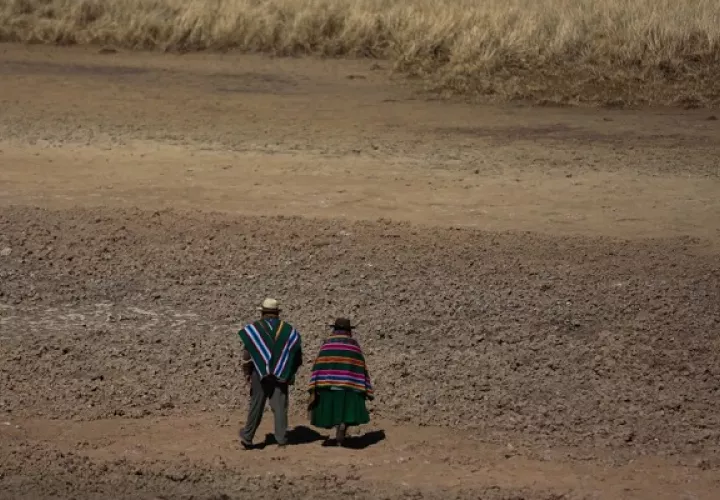 La población se abastece de agua de los ríos  con residuos químicos que vienen de cooperativas mineras. Foto: EFE