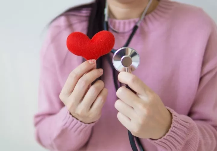 El dolor en el pecho es un síntoma. Foto: Pexels