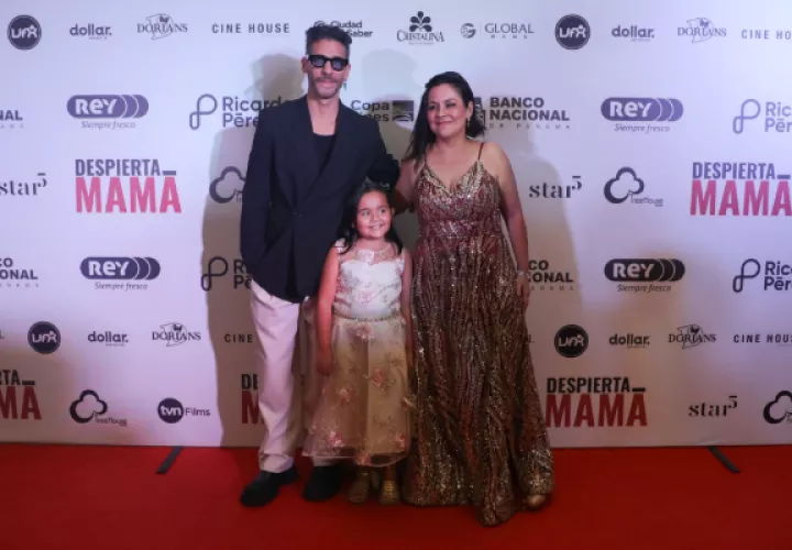 Erick Elías, Sofía  Benedetti y Arianne Benedetti en la alfombra roja de la película. Foto: Cortesía