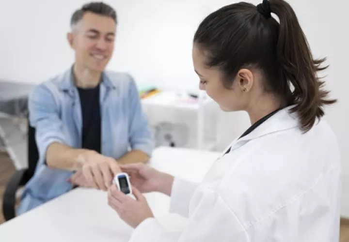 La principal opción de tratamiento para los pacientes consiste en llevar una vida saludable y hacer ejercicio. Foto: Ilustrativa / Freepik