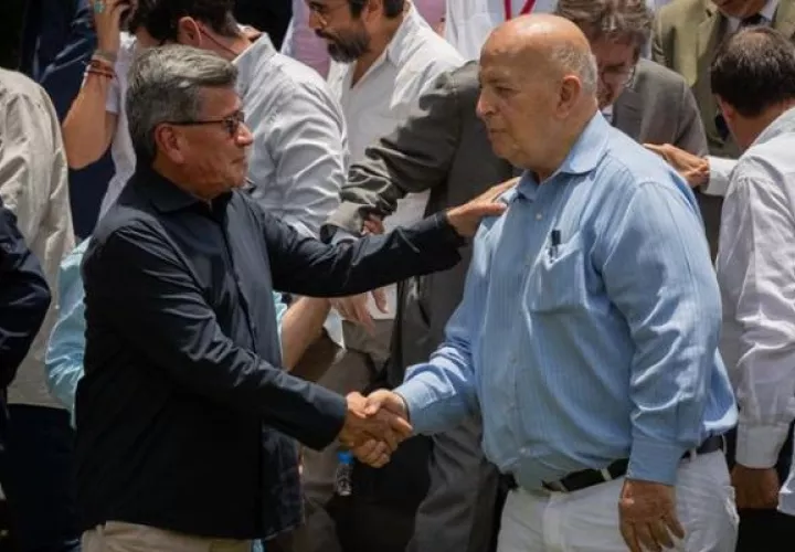 El jefe de la delegación del ELN, Pablo Beltrán (i), y el jefe de la delegación del Gobierno de Colombia, Otty Patiño. Foto: EFE