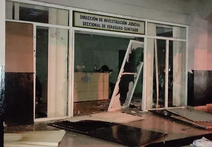  La sede de la DIJ  fue vandalizada cuando se efectuaban protestas antimineras. Foto: Melquiades Vásquez