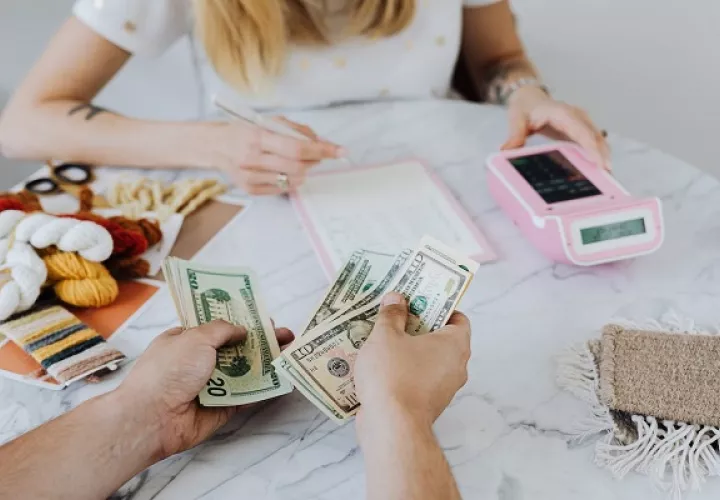Aunque pueda ser difícil es importante fomentar el hábito del ahorro. Foto: Pexels