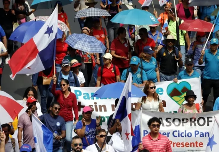Educadores han advertido que seguirán en las calles hasta que no hay un pronunciamiento firme sobre la mina. Foto: Víctor Arosemena