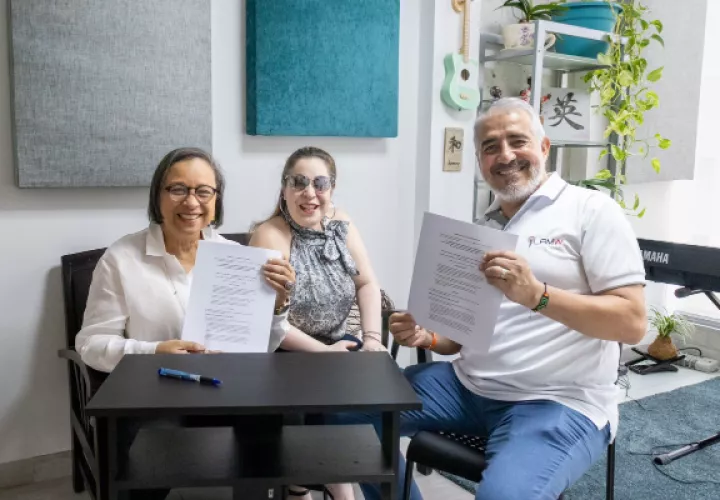 Firma de la alianza entre Latin American Music Workshop y Centro In Harmony. Foto: Cortesía