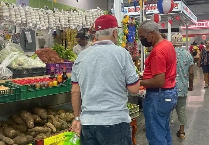 Consumidores señalan que algunos productos ya registran un alza de precios. Foto: Thays Domínguez