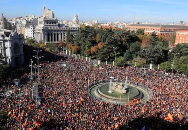 Miles de personas acuden a la manifestación convocada en Madrid contra ley de amnistía. Foto: EFE