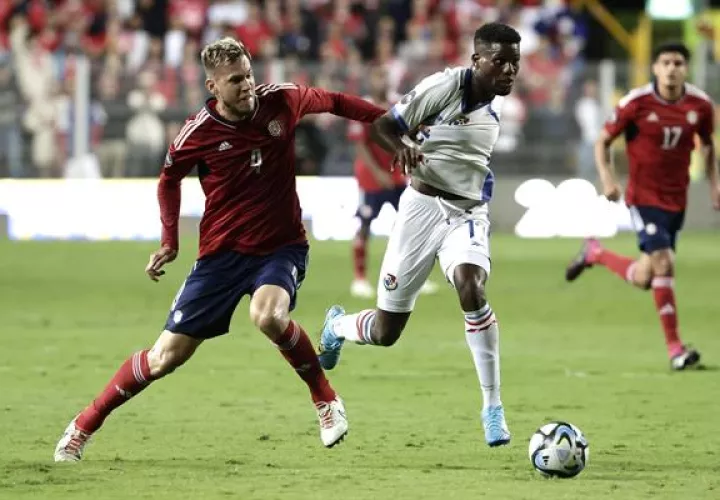 José Fajardo de Panamá  disputa el balón contra Juan Pablo Vargas de Costa Rica. Foto: EFE