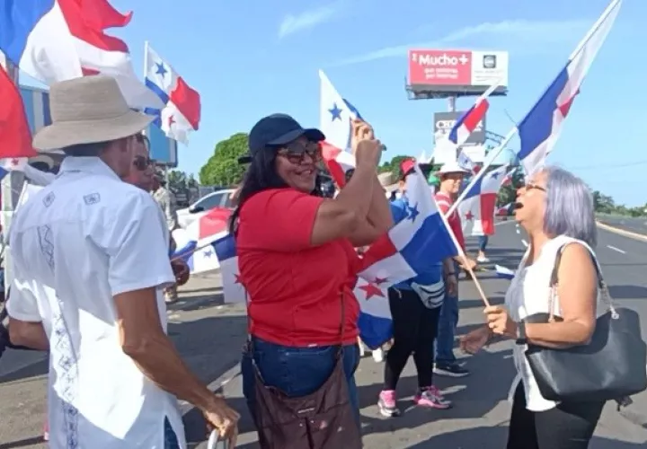 En Chitré, una gran caravana recorrió las calles del distrito. Foto: Thays Domínguez