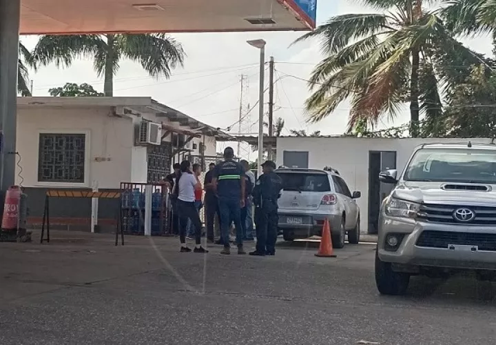 Los ladrones entraron por el área del baño en la parte trasera del negocio. Foto: Diomedes Sánchez 