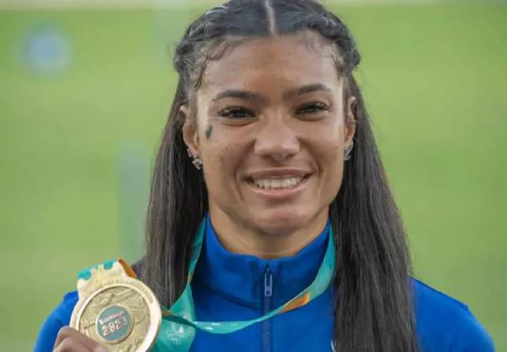 Gianna Woodruff, muestra su medalla de oro ganada en los 400 metros con vallas en Santiago 2023. Foto: COP