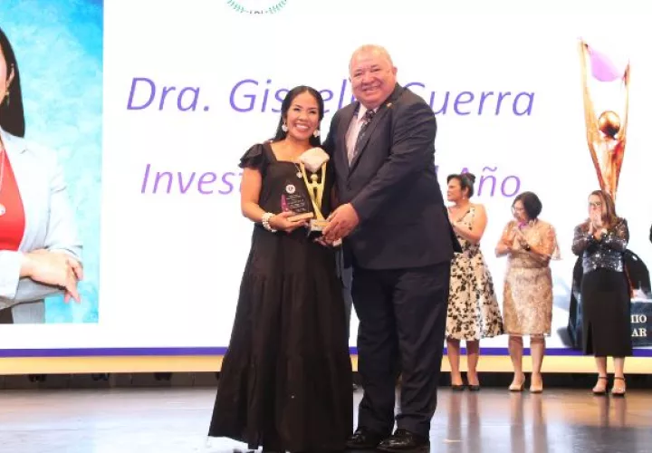  Dra. Gisselle Guerra recibe el Premio Cuásar en Gala de la UTP. Foto: Cortesía