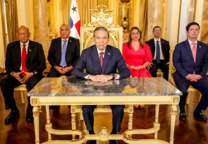 El presidente de la República, Laurentino Cortizo,  con parte de su gabinete tras el fallo de inconstitucionalidad  del contrato minero.