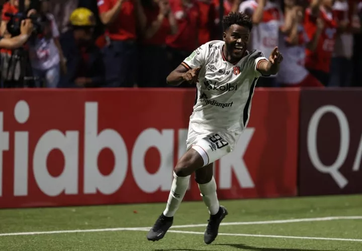 El panameño Freddy Góndola de Alajuelense festeja su gol.  Foto: EFE