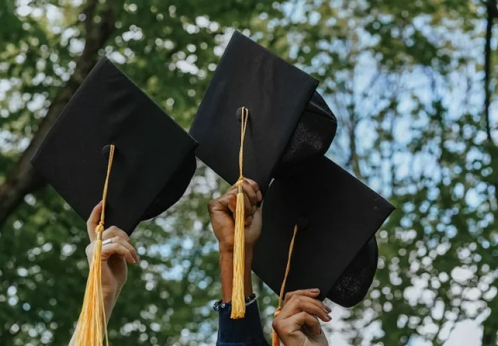 Decenas de graduandos están a la espera de que se retomen las clases. Foto: Pexels