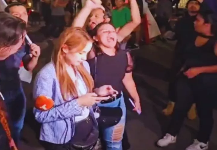 Manifestantes les exigieron a ella y a su compañero que se fueran del lugar.