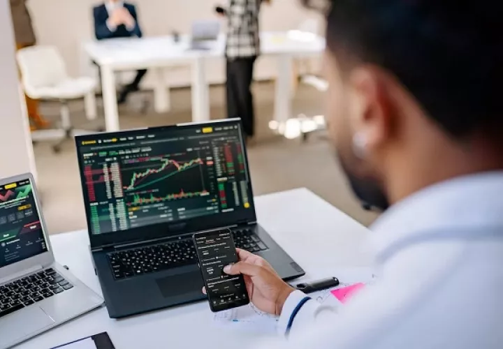 Los avances en análisis y modelos están haciendo que las decisiones sobre riesgo crediticio sean más eficientes. Foto: Pexels