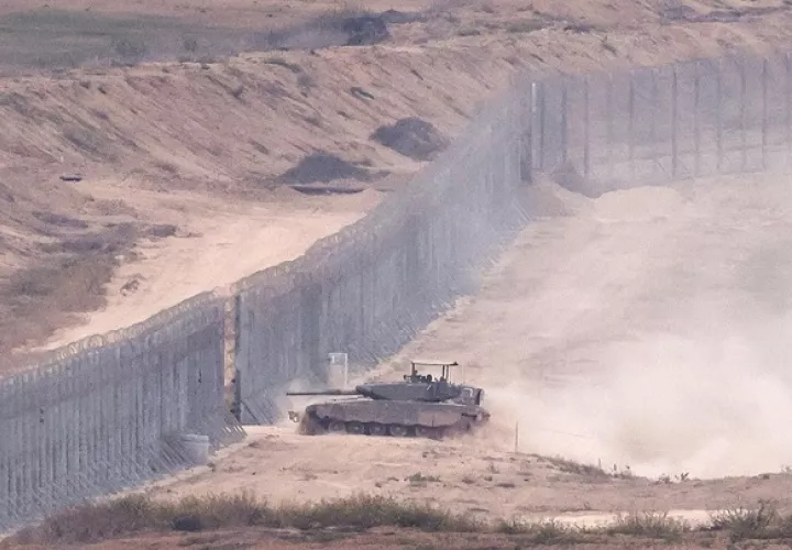  Un tanque israelí en la frontera con Gaza este domingo. Foto: EFE