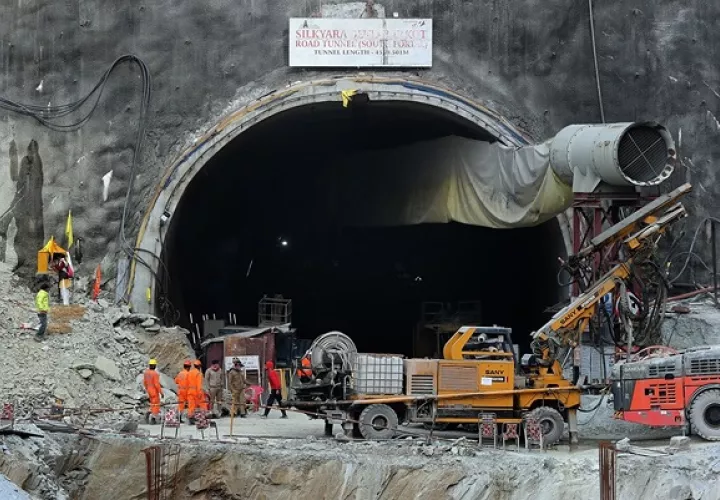 Vista general del túnel Silkyara que se derrumbó mientras estaba en construcción, atrapando a 41 obreros. Foto: EFE