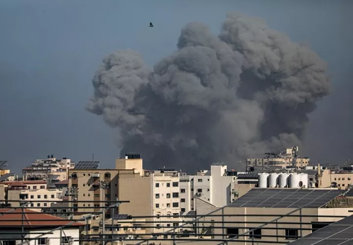 Columnas de humo de bombardeos en el norte de Gaza. Foto: EFE
