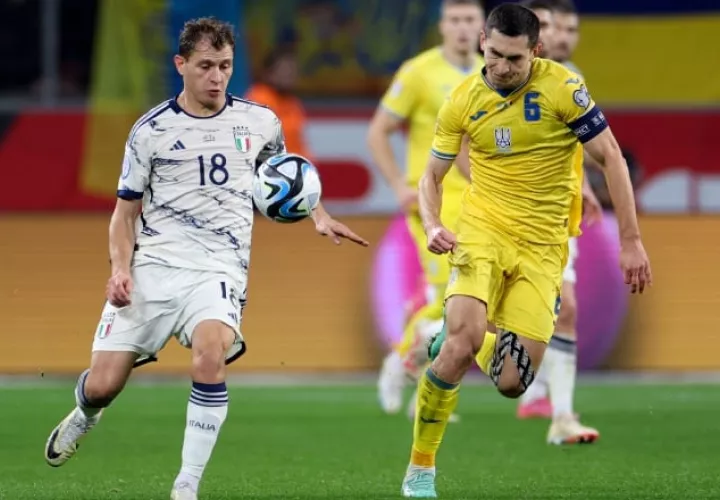 Nicolo Barella de Italia (izq.) y Taras Stepanenko Gatti  de Ucrania. Foto: EFE