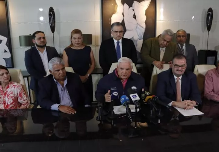 Ricardo Martinelli y su equipo legal denunciaron este miércoles nuevas violaciones al debido proceso. Foto: Víctor Arosemena